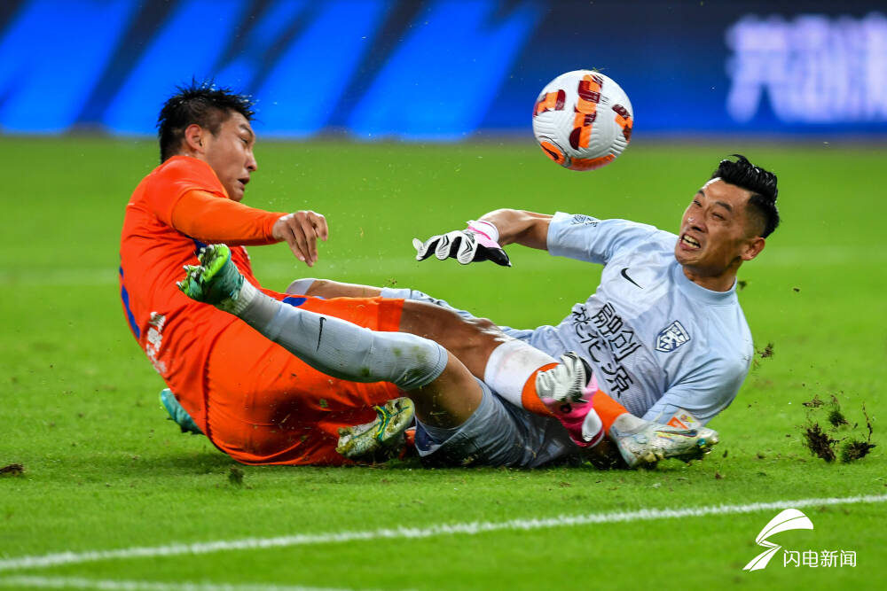 冰球附加赛上演强强对话,瓯越霹雳队翻盘姑苏天虎队,战术调整见效;主场山呼海啸的简单介绍